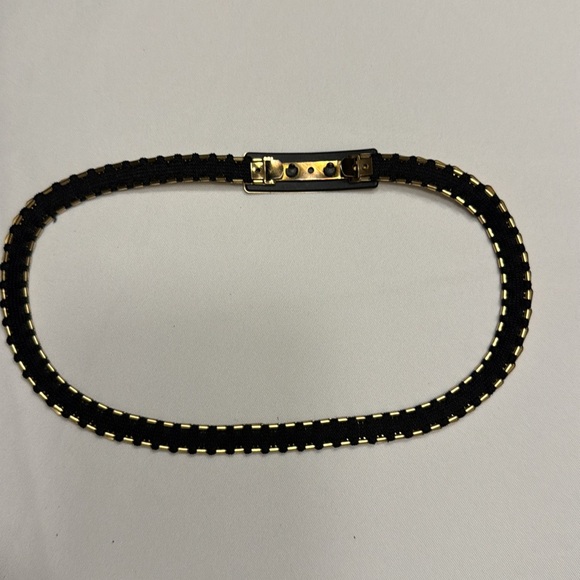 Vtg 80’s Gold Tone narrow stretch belt. - Picture 3 of 4